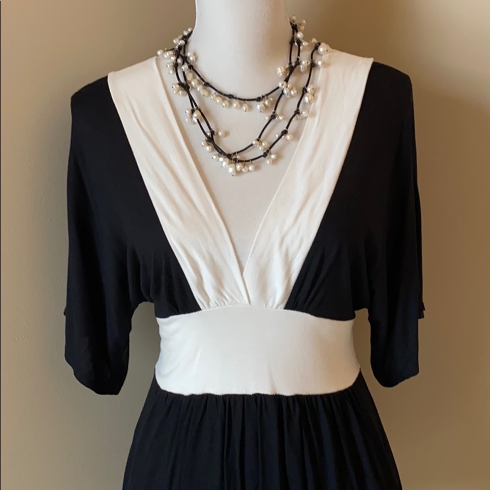 🆕 Black & White V-Neck Top